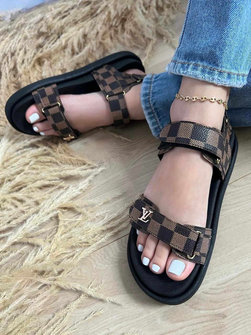 Sandalia cuadros LV